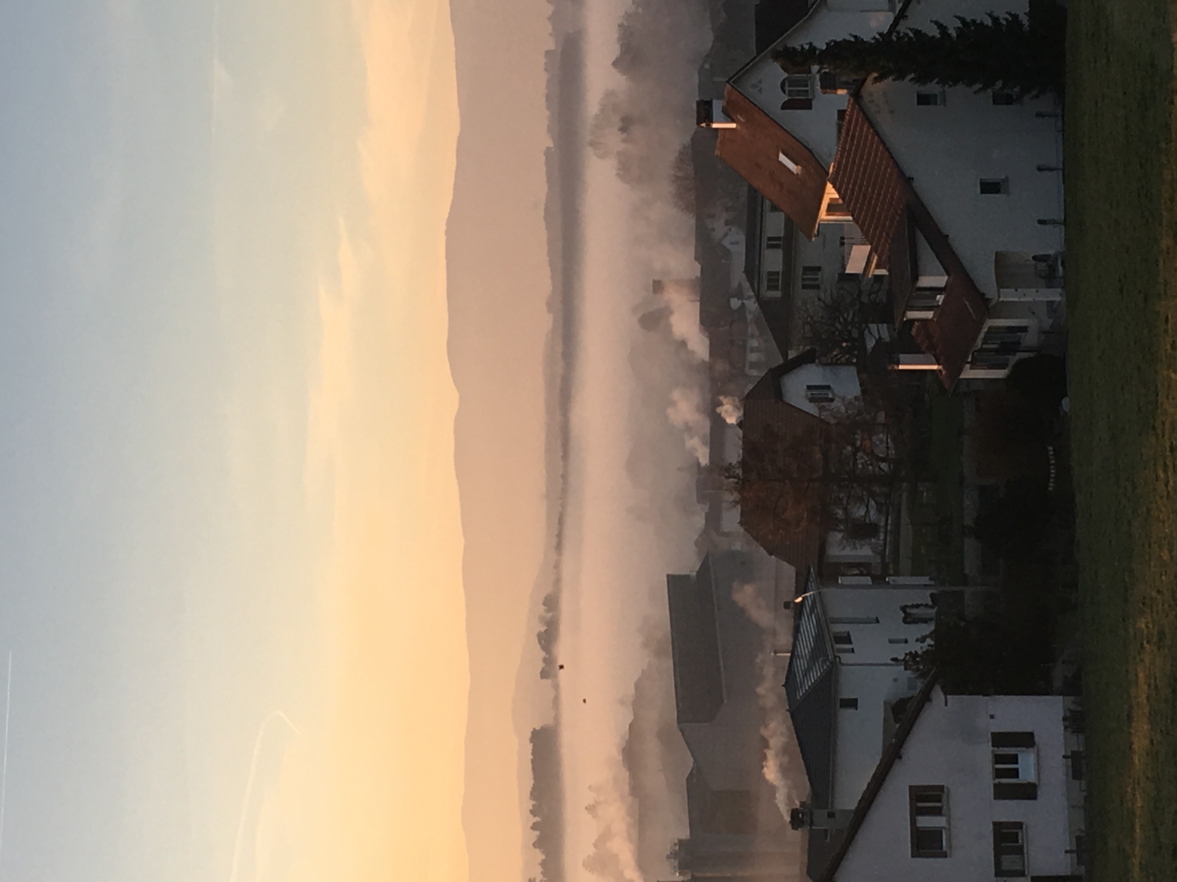  Vue embrumée d'une partie de la ville de Payerne, canton de Vaud, en Suisse
